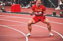 开云体育登录-足球赛事中球员敬业拼搏，冲击冠军