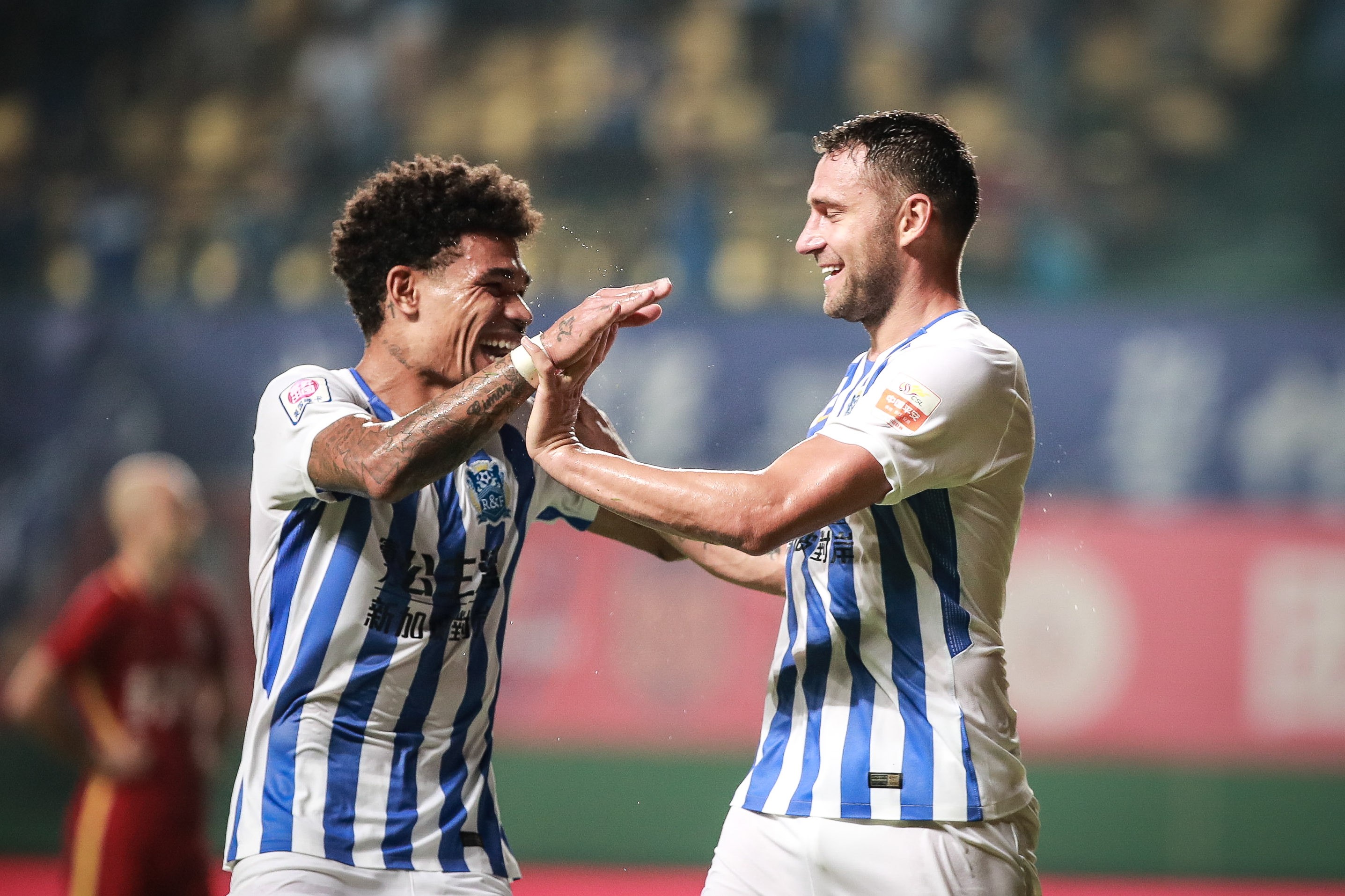 富力前锋独中两元，帮助球队夺得胜利的简单介绍