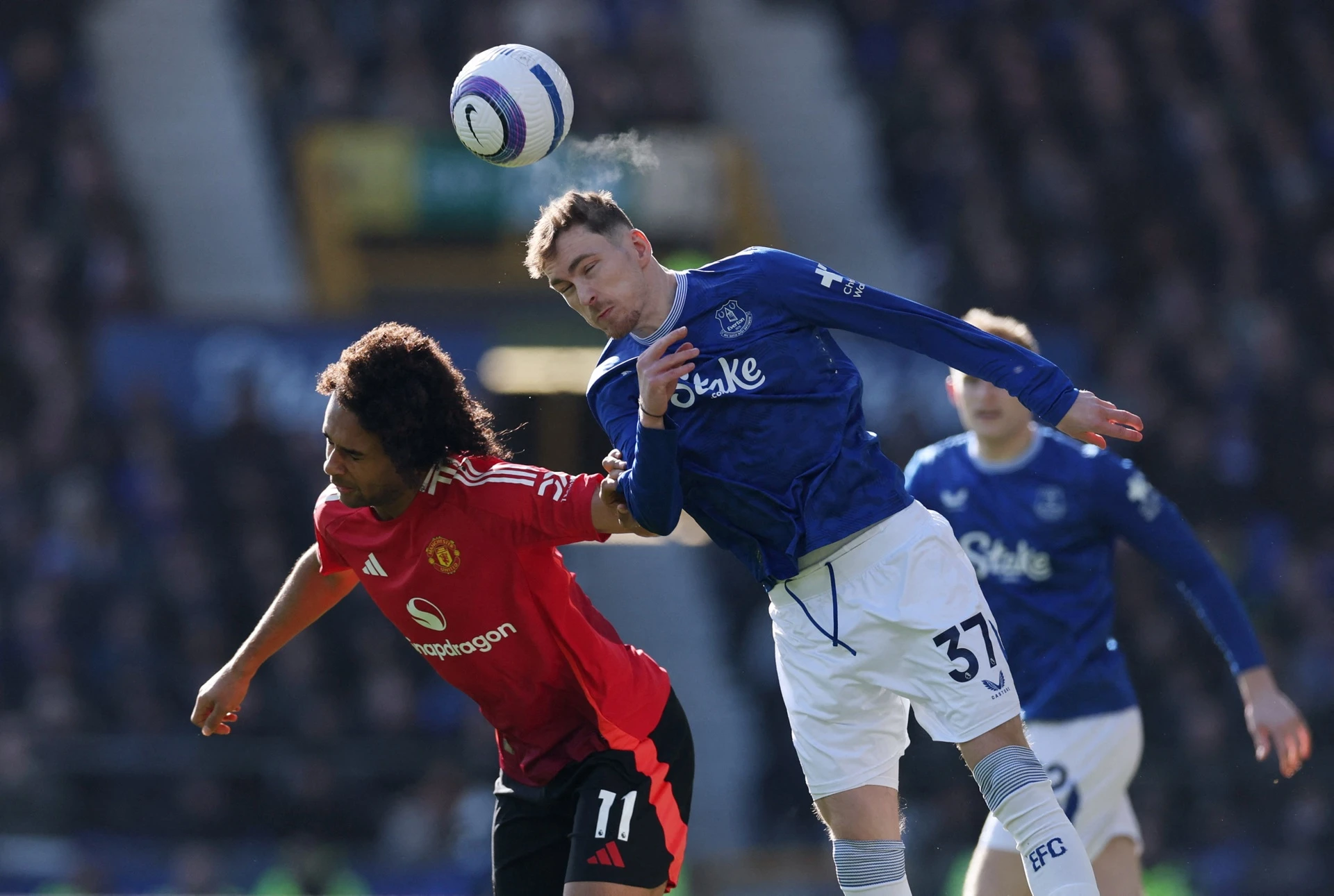 曼联门将扑出关键球，以此赢得场比赛的简单介绍