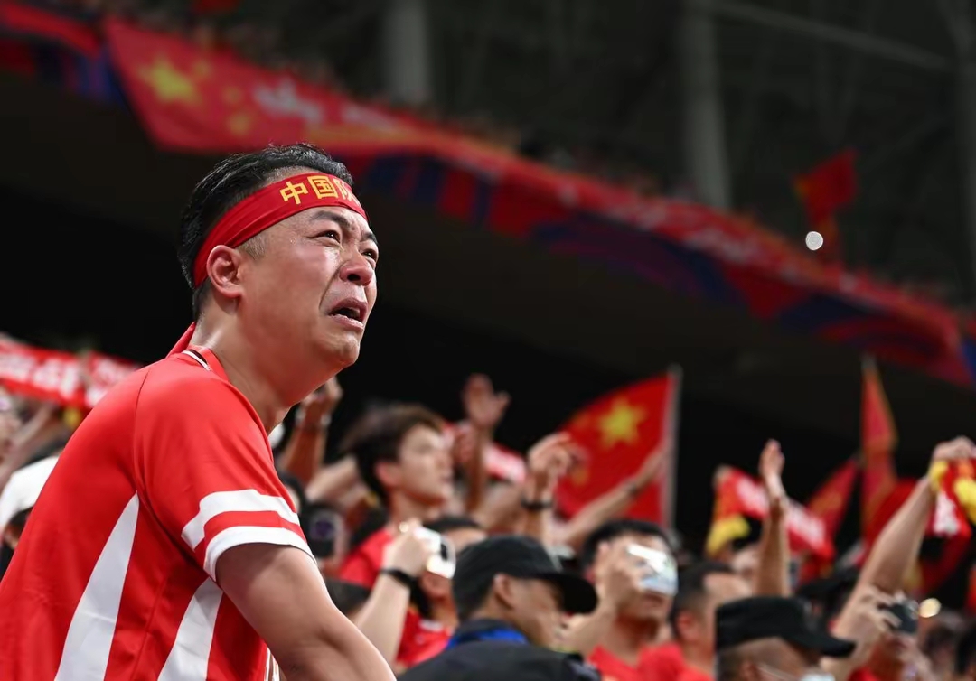 关于摇旗呐喊：篮球比赛球迷热情高涨，音浪滚滚的信息