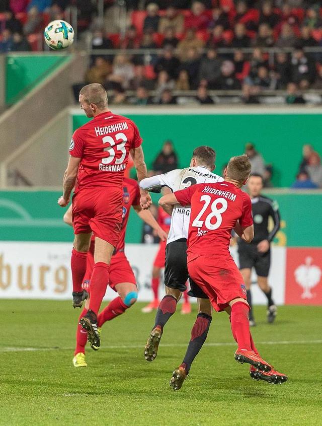 包含勒沃库森胜利击败美因茨，保持稳定的状态的词条