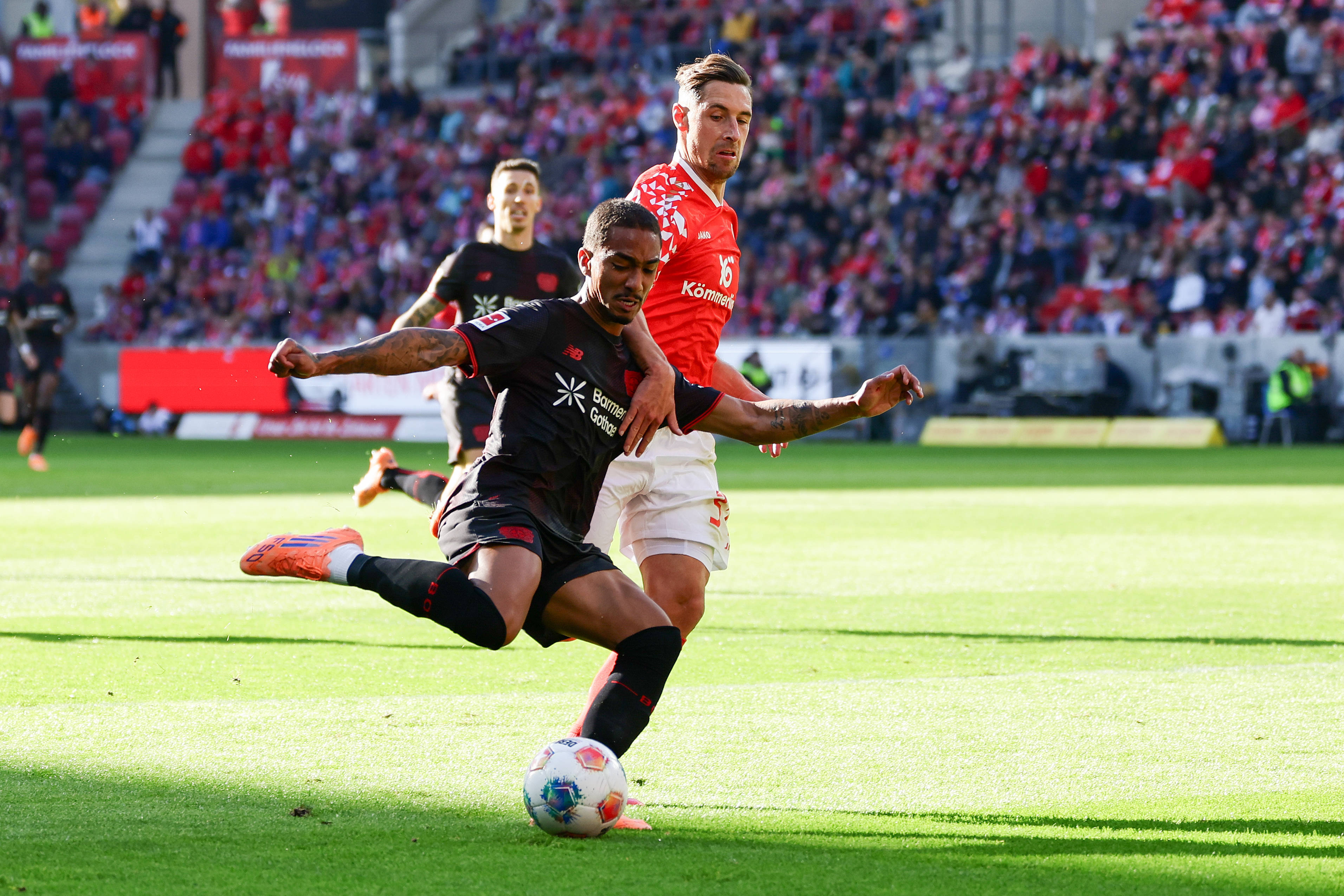 包含勒沃库森胜利击败美因茨，保持稳定的状态的词条